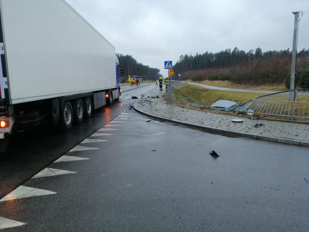Koszmarny wypadek pod Solcem nad Wisłą! Nie żyje pasażer opla, 44-latkę zabrała karetka [ZDJĘCIA]