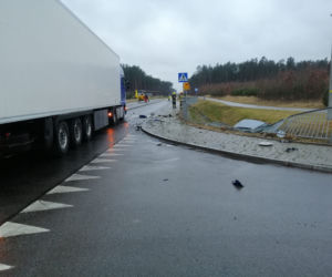 Koszmarny wypadek pod Solcem nad Wisłą! Nie żyje pasażer opla, 44-latkę zabrała karetka [ZDJĘCIA]