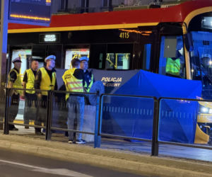 Rozłożyli parawan na przystanku i wstrzymali ruch. Kobieta zginęła pod tramwajem w centrum Warszawy!
