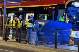 Rozłożyli parawan na przystanku i wstrzymali ruch. Kobieta zginęła pod tramwajem w centrum Warszawy!