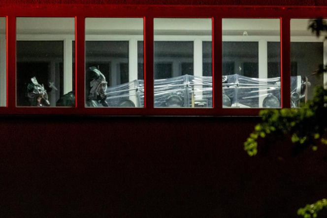 Izolacja, kombinezony i strach przed wirusem. Lekarz z Afryki pod obserwacją w Pradze