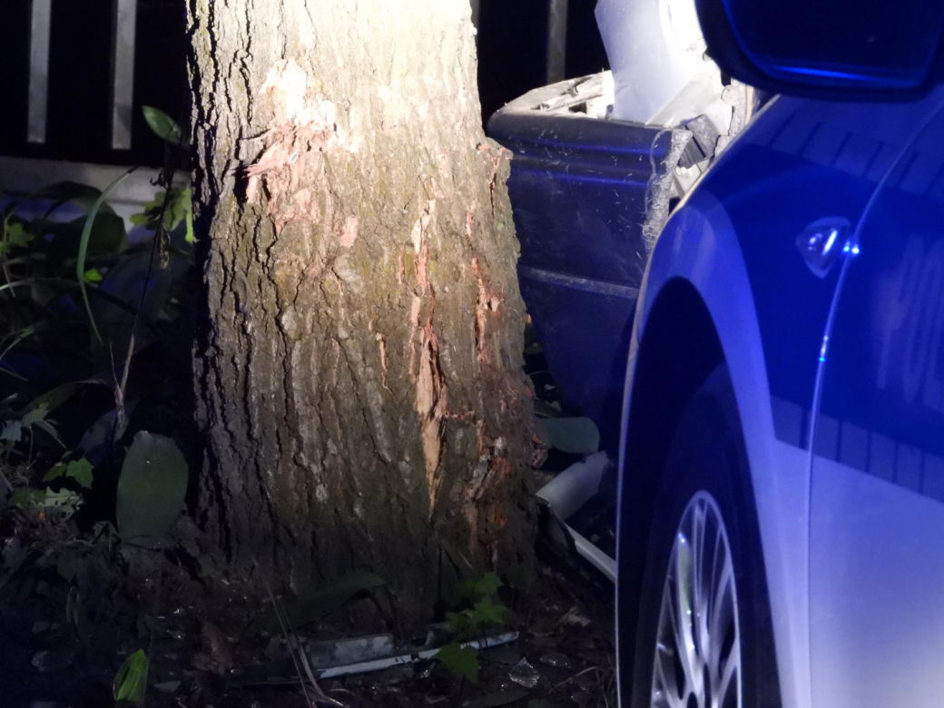 Nocny pościg na Białołęce. Samochodem huknął w drzewo, uciekając zgubił klapki