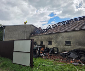 Pożar w hali w Lipnie koło Leszna. W środku części samochodowe