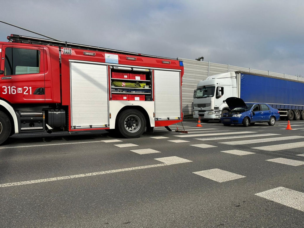 Warszawa. Huknął fiatem w przyczepkę i runął na bok. Z auta wytoczyły się puszki po piwie