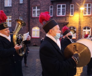 Barbórka w czasach zarazy, Górnicza orkiestra mimo pandemii obudziła mieszkańców Nikiszowca! [ZDJĘCIA]