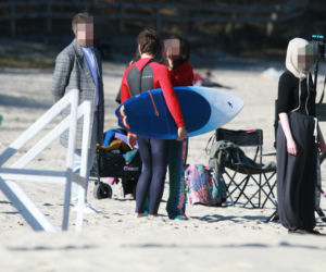 Maciej Musiał nad morzem z deską