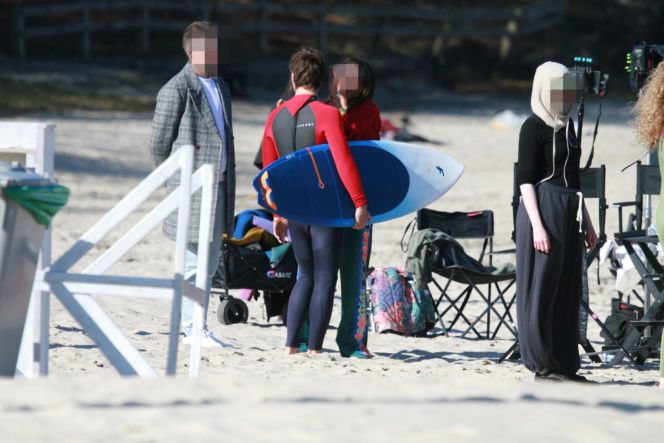 Maciej Musiał nad morzem z deską