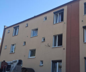 Pożar w bloku w Gryżynie. Pomogli sąsiad akwarysta i czujka dymu [ZDJĘCIA]