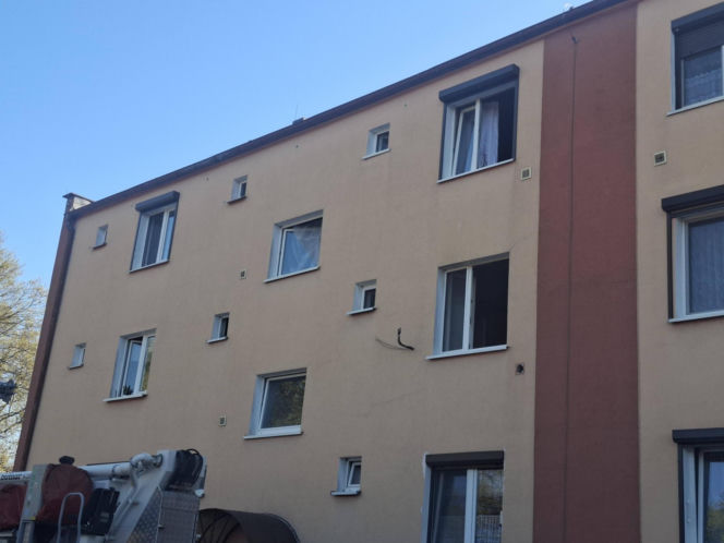 Pożar w bloku w Gryżynie. Pomogli sąsiad akwarysta i czujka dymu [ZDJĘCIA]