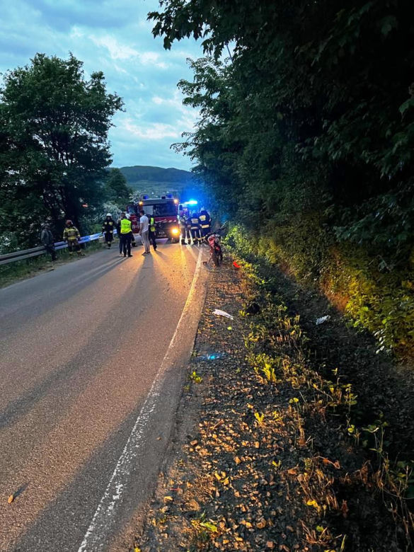 Młody motocyklista rozbił się przy Jeziorze Rożnowskim. Nie opanował swojej maszyny