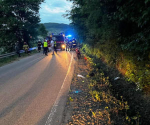 Młody motocyklista rozbił się przy Jeziorze Rożnowskim. Nie opanował swojej maszyny