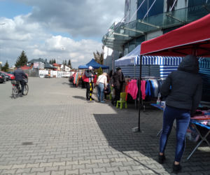 Zamość: Handel przed galerią Revia Park. Sprzedawcy przenieśli się przed galerię