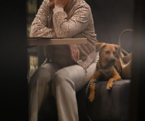 Monika Richardson z dzieckiem i pieskiem