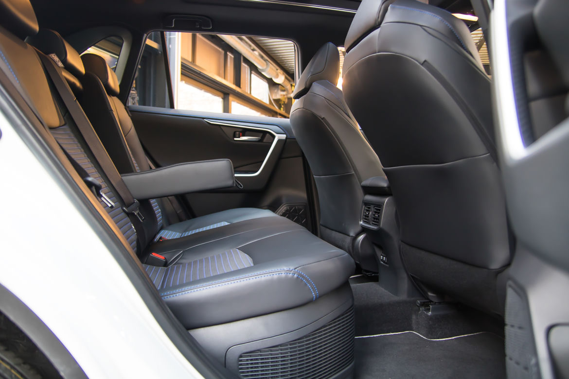 2019 Toyota RAV4 Hybrid - wnętrze piątej generacji SUV-a