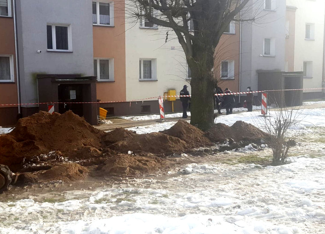 Niewybuchy między blokami przy 1-go Maja w Iławie