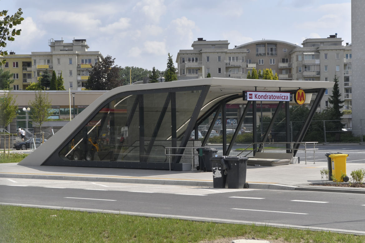 Awantura o barierki na zadaszeniach wejść do metra na Bródnie. Warszawiacy: „To nie ma sensu!