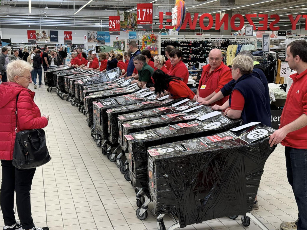 Tajemnicze wózki w Auchan! Klienci kupują „kota w worku”. Co jest w środku?