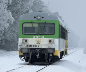 Pociąg zmiażdżył koparkę na Mazowszu.  Siła uderzenia była ogromna!