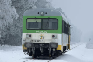 Pociąg zmiażdżył koparkę na Mazowszu.  Siła uderzenia była ogromna!