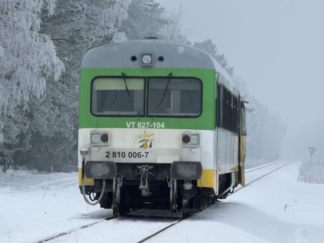 Pociąg zmiażdżył koparkę na Mazowszu.  Siła uderzenia była ogromna!