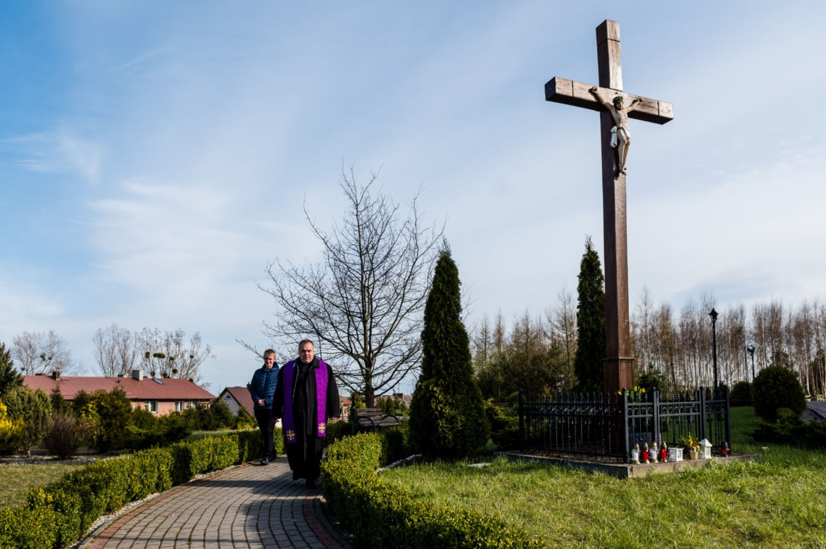 Ksiądz spowiada, spacerując [ZOBACZ ZDJĘCIA]