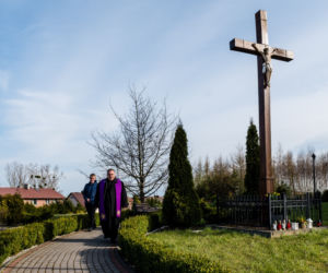 Ksiądz spowiada, spacerując [ZOBACZ ZDJĘCIA]