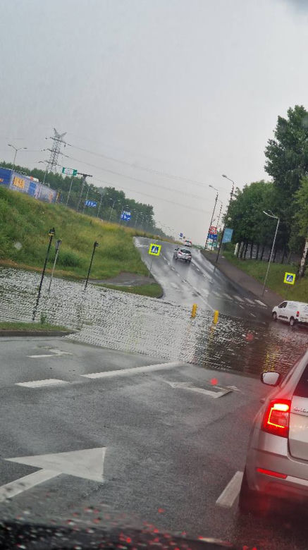Zalana droga pod wiaduktem S86 w Katowicach obok Ikei