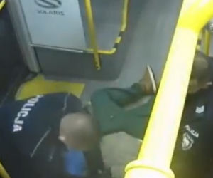 Dramatyczna akcja policji, w autobusie reanimowali mężczyznę
