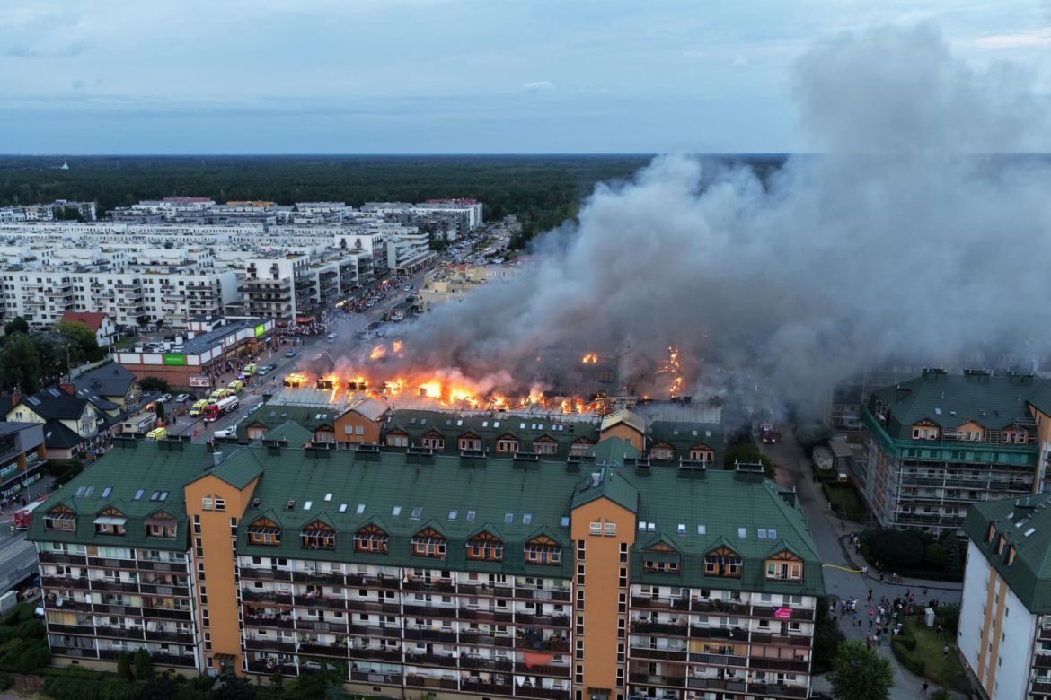 Pożar w Ząbkach. Strażacy przeszukują pogorzelisko
