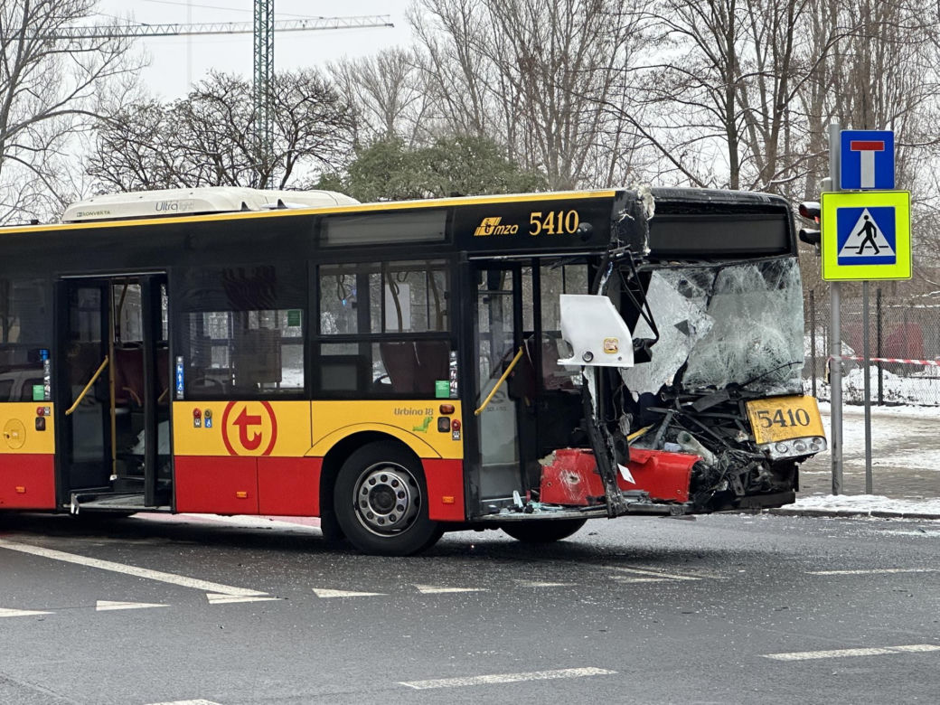 Czołowe zderzenie autokaru i autobusu miejskiego. Kabiny zmiażdżone, kierowcy w szpitalu