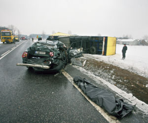 TIR zmiażdżył osobówkę