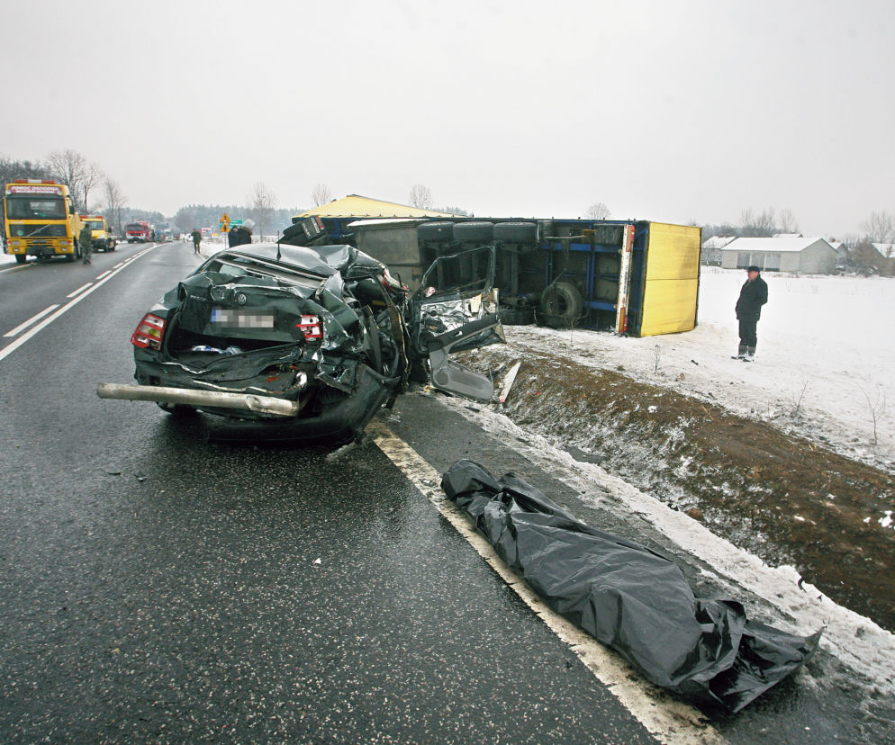 TIR zmiażdżył osobówkę