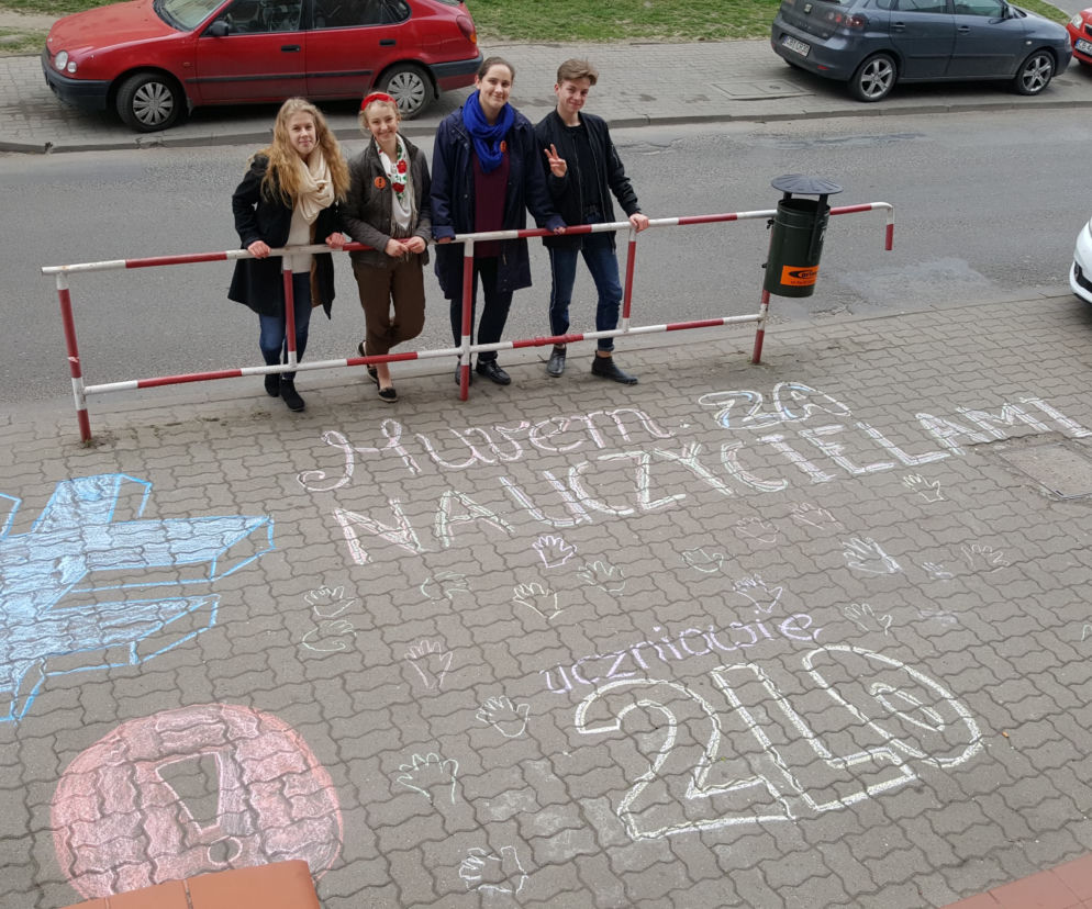 Uczniowie II LO w Bydgoszczy wspierają nauczycieli w ich strajku! [ZDJĘCIA]