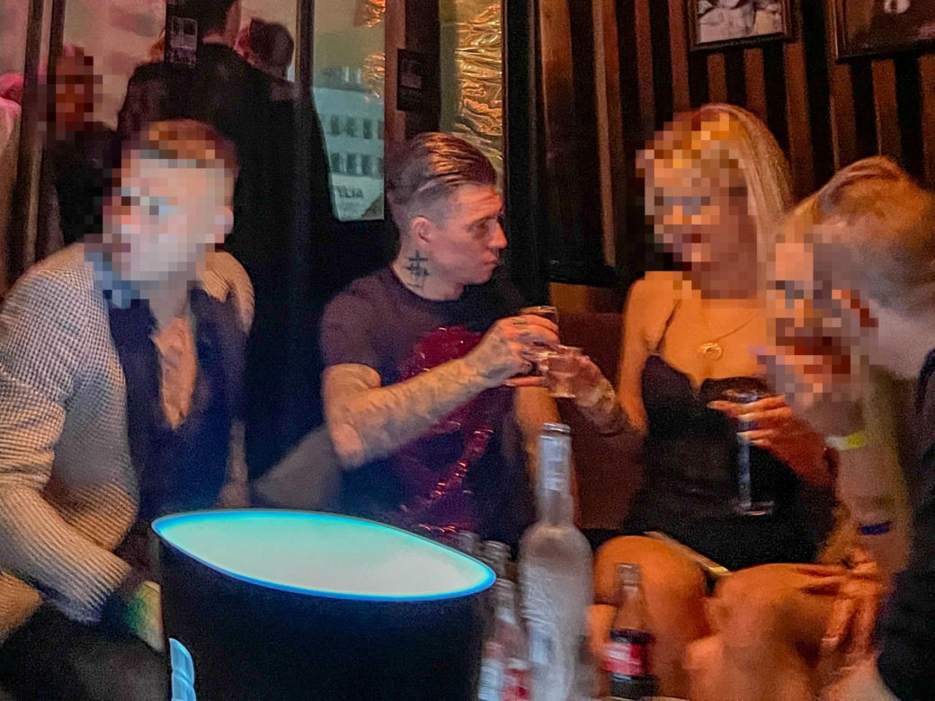 Jakub Kosecki na nocnej imprezie 