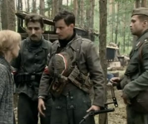 Czas honoru Powstanie odc. 8. Helena (Ewa Wencel), Romek (Piotr Żurawski), Janek (Antoni Pawlicki), Bronek (Maciej Zakościelny)