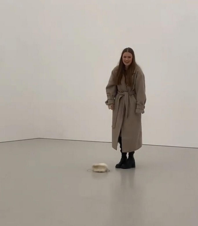 Rzuciła czapkę na podłogę w Muzeum Sztuki Nowoczesnej. Zwiedzający myśleli, że to dzieło sztuki
