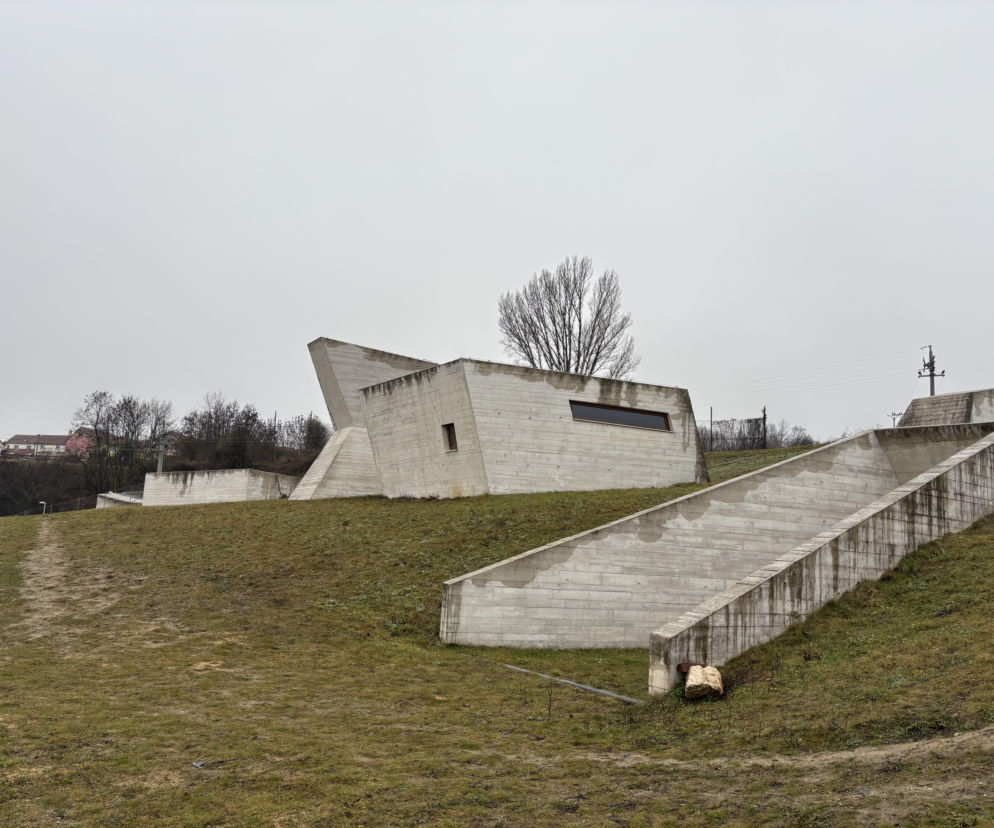 Muzeum Archeopark w Pavlovie w Czechach, którego betonowe bryły naśladują jaskinię, wkomponowane w zielone wzgórze. Minimalistyczna, nowoczesna architektura stapia się z krajobrazem, prezentując fascynujące odkrycia archeologiczne, o których więcej na Architektura Murator Plus.