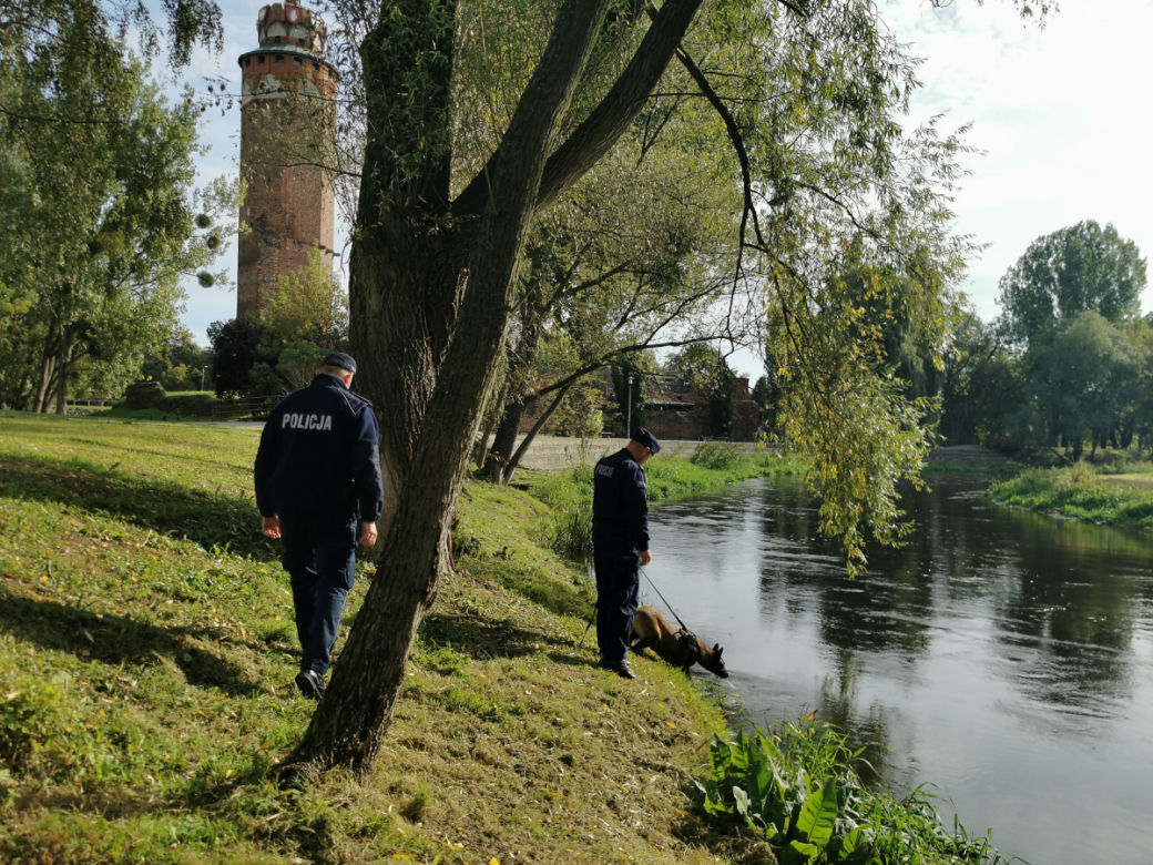 Mężczyzna WSKOCZYŁ do Drwęcy na terenie Brodnicy. Trwa akcja poszukiwawcza