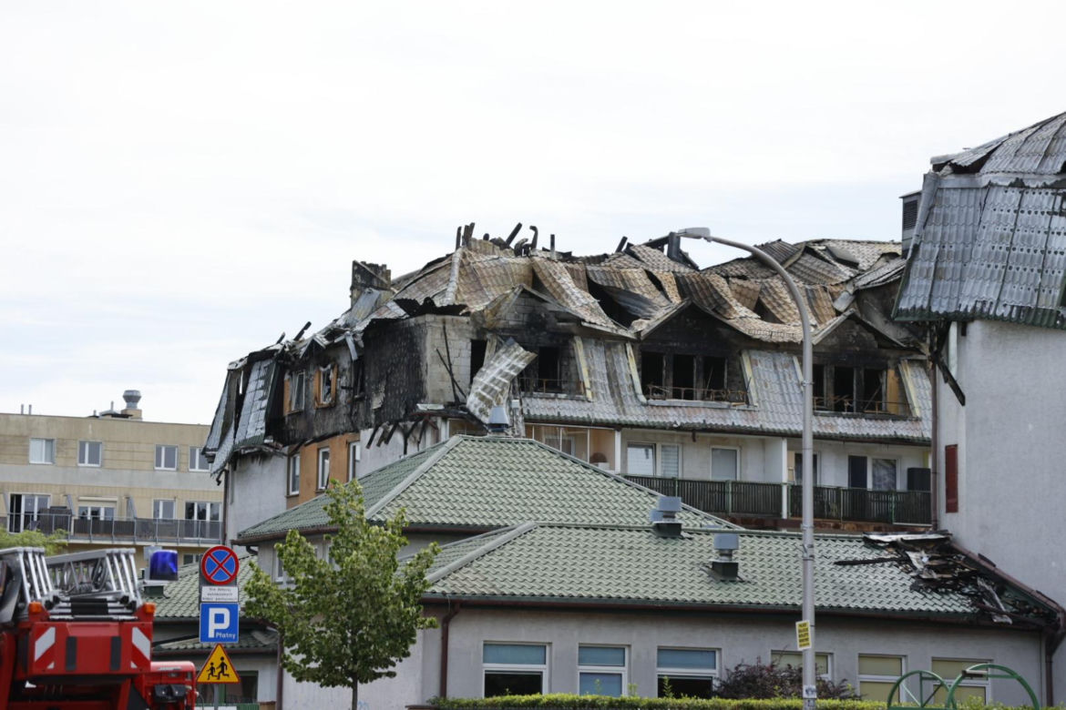 Blok przy ul. Powstańców w Ząbkach po pożarze