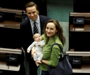 Rodzinny moment na Wiejskiej. Bosakowie pojawili się z maleństwem w Sejmie