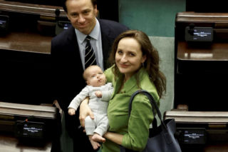 Rodzinny moment na Wiejskiej. Bosakowie pojawili się z maleństwem w Sejmie