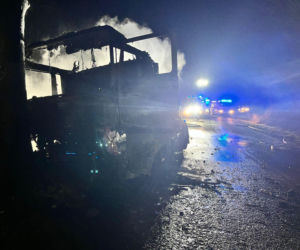 Ciągnik siodłowy w ogniu. Pożar w Robczysku niedaleko Leszna