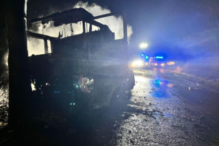 Ciągnik siodłowy w ogniu. Pożar w Robczysku niedaleko Leszna