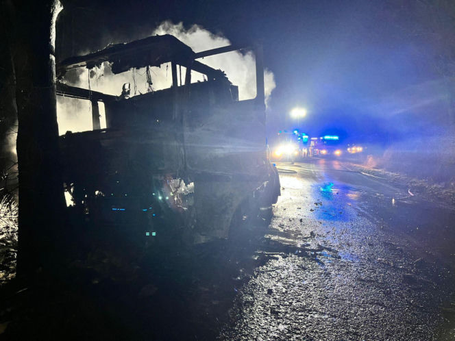 Ciągnik siodłowy w ogniu. Pożar w Robczysku niedaleko Leszna