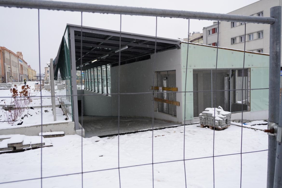 Nowy plac przed dworcem prawie gotowy. Kiedy zostanie otwarty?