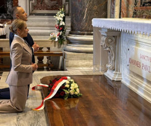 Prezydent Nawrocki z Małżonką przy grobie św. Jana Pawła II