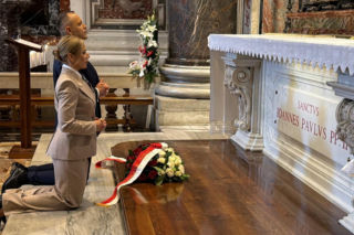 Prezydent Nawrocki z Małżonką przy grobie św. Jana Pawła II