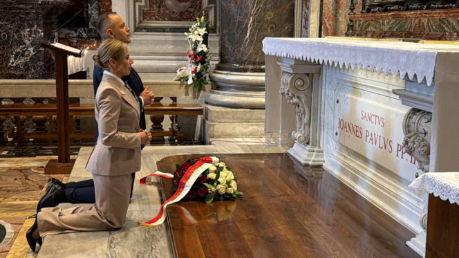 Prezydent Nawrocki z Małżonką przy grobie św. Jana Pawła II
