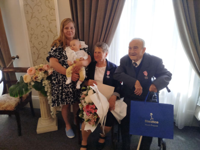 Pamiątkowe medale, legitymacje i kwiaty z okazji 50-lecia pożycia małżeńskiego odebrało w Siedlcach osiem par