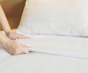 Wyjmij z kuchennej szafki i posyp poduszki. Tak wypierzesz je na sucho. Efekt cię zaskoczy